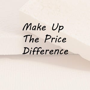 Könnte beinhalten: Heller beiger Hintergrund mit zwei strukturierten, rechteckigen Blöcken. Der Text "Make Up The Price Difference" ist in schwarzer Schreibschrift über das Bild geschrieben.