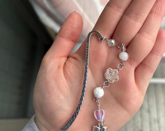 Marcapáginas de cuentas hecho a mano: amuleto iridiscente, regalo de fantasía para lectores.