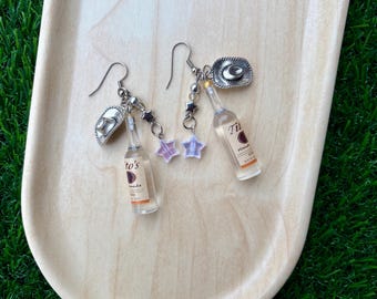 Pendientes de botella de vodka de vaquero hechos a mano: temática de bebida campestre