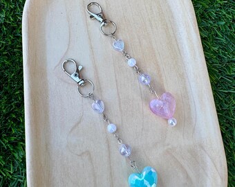 Llavero de corazón con cuentas hecho a mano: dije para bolso rosa y azul