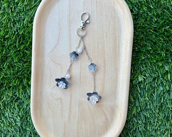Llavero de flor con cuentas hecho a mano: dije de bolso plateado