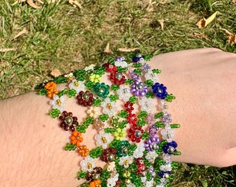 Pulsera de cuentas hecha a mano con diseño de hada de las flores: joyería floral estilo cottagecore