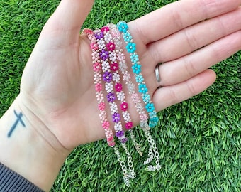 Daisy Flower Beaded Bracelet: Adjustable Seed Bead Bracelet