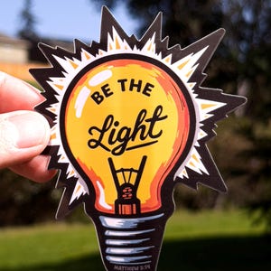 Adesivo Be the Light, Adesivo delle Scritture, Vinile impermeabile, Adesivo religioso, Adesivo basato sulla fede, Adesivo cristiano, Adesivo per telefono, Adesivo per laptop, Ispira