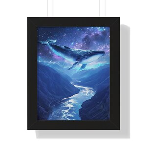 Gerahmtes Vertikales Poster Vogelaugen Ansicht des Flusses Unter Sternenhimmel Mit Verzaubertem Wal Wohnkultur Design