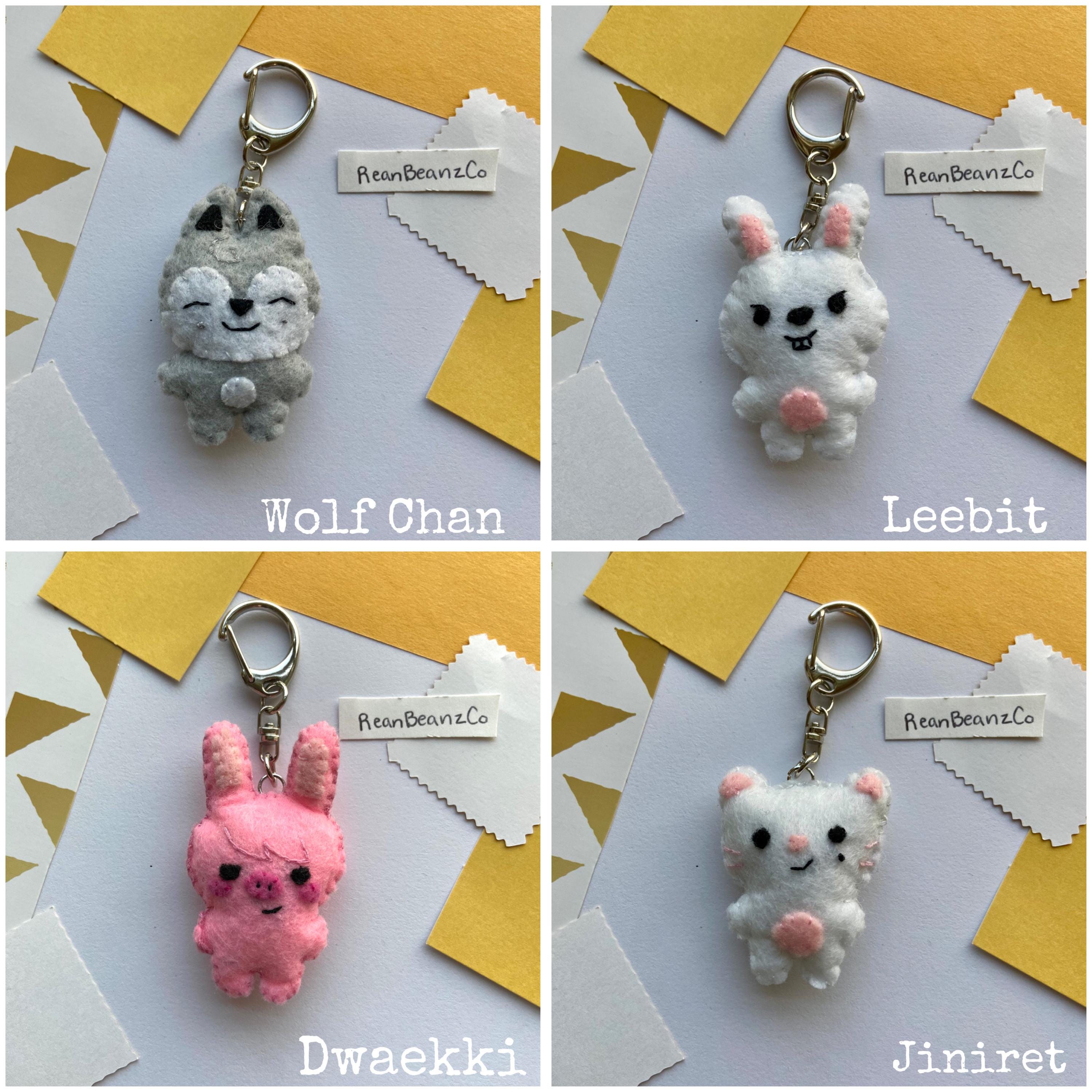 Llavero De Peluche Sk-zoo “Karma” – Diseño De Lobo, 7x9 Cm – Perfecto Para STAY, Regalo Fan, Colgante Para Mochila O Bolso