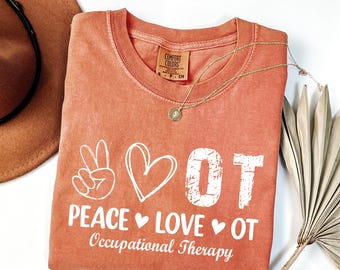 Camiseta Peace Love OT Comfort Colors®, Camiseta Comfort Colors® de Terapia Ocupacional, Camiseta Comfort Colors® Orgullo OT, Camiseta de Humor Terapéutico