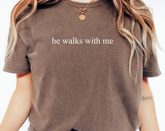 Camiseta Comfort Colors® «Él camina conmigo», Camiseta Comfort Colors® basada en la fe, Camiseta Comfort Colors® de inspiración cristiana, Camiseta para amantes de Jesús