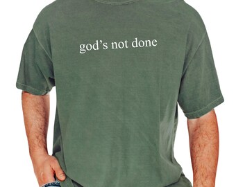 Camiseta Comfort Colors® "Dios aún no ha terminado", Camiseta Comfort Colors® con temática religiosa, Camiseta de inspiración cristiana, Camiseta de aliento espiritual