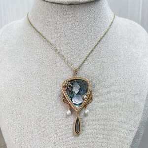 ハンドメイドのブラックマザーオブパールカメオネックレス - ワイヤーラップシェルペンダント - 女性用ヴィンテージスタイルジュエリー - ボヘミアンステートメントネックレス