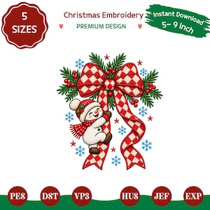 Puede incluir: Un diseño de bordado navideño con un muñeco de nieve sonriente que lleva un gorro y una bufanda de cuadros rojos y blancos, trepando por una cinta grande de cuadros rojos y blancos, con ramas de pino, bayas rojas y copos de nieve.