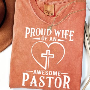 Proud Wife of an Awesome Pastor Shirt – Christian T-Shirt for Faithful Women, Pastor’s Spouse Gift, Religious Heart & Cross Tee