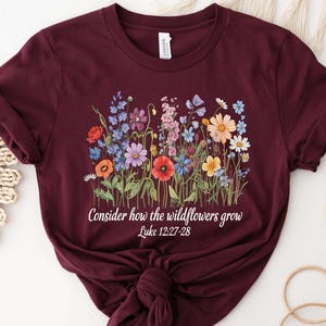 Overweeg hoe de wilde bloemen groeien Shirt – Luke 12:27 Bible Verse T-shirt – Christian Floral Faith T-shirt – Inspirerend natuurshirt