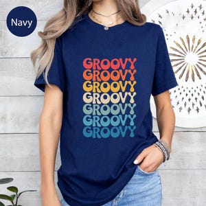 Groovy Groovy Groovy Shirt – Retro regenboogtekst T-shirt, T-shirt jaren 70 vintage stijl, hippieshirt met gewaagde typografie voor vrouwen, T-shirt gemêleerd marineblauw