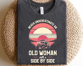 Grappig ATV UTV-T-shirt: oude vrouw powersports-T-shirt naast elkaar