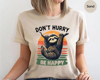 Camiseta gráfica retro de perezoso al atardecer: divertida y relajante