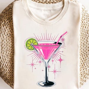 Retro koszula koktajlowa dla kobiet | Różowa koszula z kieliszkiem do martini na wieczór panieński | Koszulka z nadrukiem Girls Trip Drink | Letnia koszula barowa z zabawnymi wibracjami