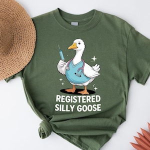 Registered Silly Goose Shirt – Funny Nurse Gift Tee – Cute Goose Medical Humor – RN Appreciation Shirt – Healthcare Worker T-Shirt