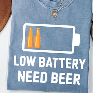 Low Battery Need Beer Shirt – Funny Beer Lover Tee – Battery Icon and Beer Bottles Graphic – Perfect for Beer Enthusiasts – Casual Humor Tee