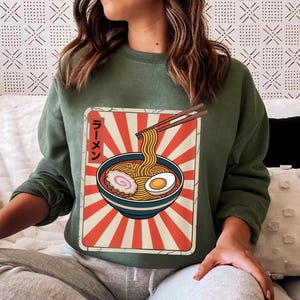 Japanese Ramen Sweatshirt – Retro Rising Sun Ramen Bowl Tee – ラーメン Noodle Pullover – Japan Foodie Gift – Anime Streetwear Shirt
