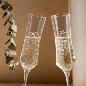 Custom Engraved Champagne Flutes Set of 2, Personalized Wedding Champagne Flutes Gift for Mr and Mrs, Champagne Glasses for Wedding Toasts