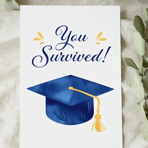 Cartão de Formatura para Imprimir - "Você Sobreviveu! Parabéns, Formando!" - Cartão Digital Engraçado, Download Instantâneo, Cartão de Formatura Humorístico 5x7