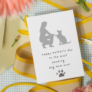 印刷可能な犬のお母さんへの母の日カード：すぐにダウンロードできる、子犬からのかわいいペット愛好家への贈り物 | 面白いデジタルアイデア