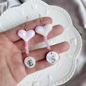 Brincos com iniciais, presente personalizado, brincos pendentes em formato de coração rosa ombré, brincos delicados com letras, presente para ela, presente de aniversário