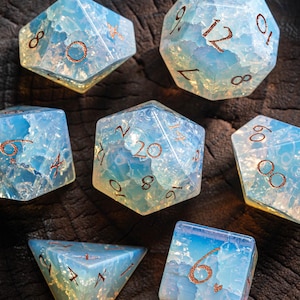 Handgefertigte Opalite Glas Würfel Set: Scharfkantige Polyeder DND Würfel