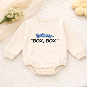 Box Box Rennauto gestickter Babystrampler, Formel Racing Baby Outfit, Motorsport Neugeborener Body, personalisiertes benutzerdefiniertes Babygeschenk