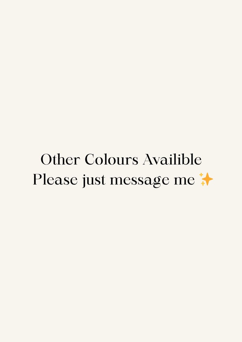 Puede incluir: Fondo color crema con el texto "Other Colours Available Please just message me ✨" en una fuente negra y elegante. Un peque&ntilde;o gr&aacute;fico de estrella dorada est&aacute; al lado del mensaje.