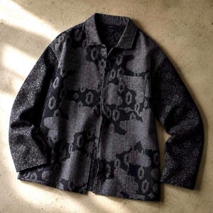 Chaqueta japonesa vintage para hombre, talla L: combinación monocromática de estampado Kikko y estampado floral de seda, reinterpretación ligera de estilo vintage de los 80, chaqueta tipo camisa kimono, UMUI.