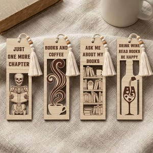 Op de afbeelding: Vier houten bladwijzers met kwastjes en kralen. De bladwijzers hebben lasergesneden ontwerpen en teksten: "Just One More Chapter" met een skelet, "Books and Coffee", "Ask Me About My Books" en "Drink Wine Read Books Be Happy".