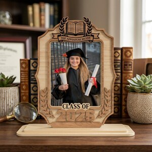 Marco de graduación "La aventura comienza" SVG, marco de fotos de la promoción de 2026, archivo de corte láser Book Laurel, regalo de graduación, diseño Glowforge xTool