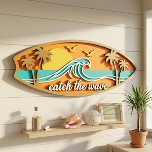 Puede incluir: Decoración de pared de madera con forma de tabla de surf con una escena de playa. El diseño presenta un sol amarillo, un océano azul y una gran ola con el texto "catch the wave". También se incluyen palmeras y pájaros.
