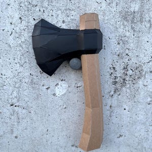 Modelo de papel imprimible de hacha vikinga, plantilla plegable 3D para hacer tú mismo.