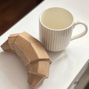 Modello di carta stampabile di croissant pieghevole in 3D fai da te.