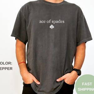 Besticktes Comfort Colors® Pik As Shirt, Spielkarte T-Shirt, Poker Grafik T-Shirt, Minimalistisches T-Shirt, Spieler Geschenk, Kartenspiel Shirt Geschenk