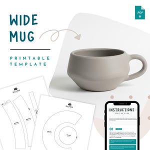 Puede incluir: Una taza ancha de cerámica gris con un asa redondeada y un diseño angular único. La imagen también incluye plantillas imprimibles e instrucciones para hacer la taza, con el texto "WIDE MUG PRINTABLE TEMPLATE".