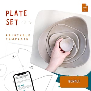 Op de afbeelding: Een bordenset met een afdrukbare sjabloon. De borden zijn lichtbeige van kleur en hebben een organische vorm. De afbeelding bevat ook een smartphone met instructies en een PDF-downloadpictogram.