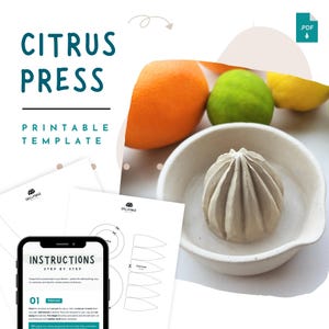 Puede incluir: Una prensa de cítricos de cerámica blanca con un reamer gris claro, junto a una naranja, una lima y un limón. La imagen incluye un teléfono inteligente que muestra instrucciones y plantillas imprimibles con el texto "CITRUS PRESS PRINTABLE TEMPLATE".