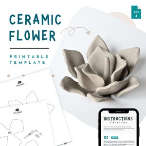 Op de afbeelding: Een grijze keramische bloemensculptuur, met een afdrukbare sjabloon en instructies. De tekst "CERAMIC FLOWER PRINTABLE TEMPLATE" is teal. Instructies worden weergegeven op een smartphonescherm.