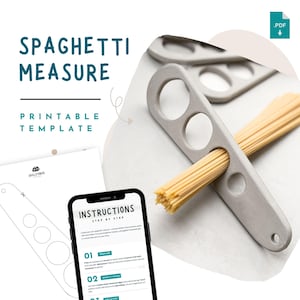 Puede incluir: Una plantilla imprimible de medida de espaguetis con el texto "Spaghetti Measure" y "Printable Template". La imagen muestra una medida de espaguetis gris con tres agujeros, un manojo de espaguetis, un smartphone con instrucciones y un icono PDF.