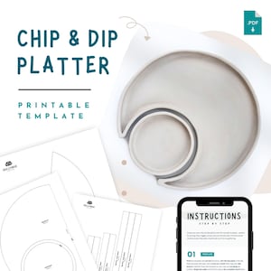 Può includere: Un modello stampabile per un piatto per patatine e salse. L'immagine mostra un piatto in ceramica grigio chiaro rifinito con una ciotola per salse circolare. Il testo "CHIP & DIP PLATTER" e "PRINTABLE TEMPLATE" sono visualizzati. Le istruzioni sono mostrate su uno smartphone.