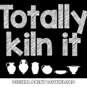 Puede incluir: Impresión digital negra con texto blanco e ilustraciones de cerámica. El texto dice "Totally Kiln It" en una fuente garabateada. Debajo del texto hay seis formas de cerámica blancas. La parte inferior de la imagen dice "DIGITAL PRINT DOWNLOAD".