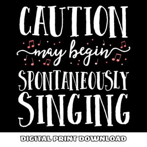 Puede incluir: Impresión digital negra con texto blanco: "CAUTION may begin SPONTANEOUSLY SINGING". Notas musicales rosas dispersas en el texto. La parte inferior de la impresión dice "DIGITAL PRINT DOWNLOAD".
