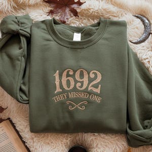 刺繍入り 1692 They Missed One スウェットシャツ、ハロウィンシャツ、セーラム魔女シャツ、セーラム 1692 シャツ、魔女スウェットシャツ、セーラム魔女スウェットシャツ