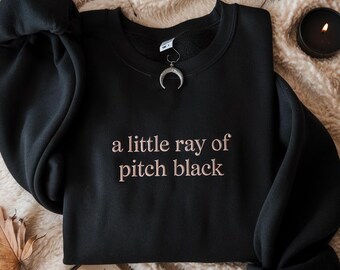 Felpa ricamata A Little Ray of Pitch Black Sarcasmo maglietta Regalo divertente per amico Compleanno Halloween Maglietta Umorismo nero