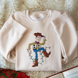 Sudadera con luces navideñas bordadas de Disney Toy Story, Buzz Lightyear, Woody, Jessie, Slinky, Mickey y sus amigos.