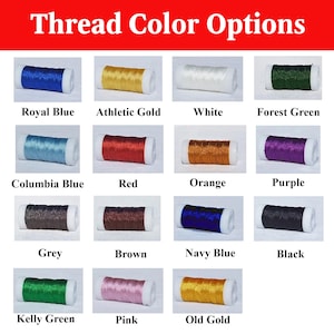 Op de afbeelding: Afbeelding met verschillende garenkleuropties. De tekst "Thread Color Options" staat bovenaan. Kleuren zijn Royal Blue, Athletic Gold, White, Forest Green, Columbia Blue, Red, Orange, Purple, Grey, Brown, Navy Blue, Black, Kelly Green, Pink en Old Gold.